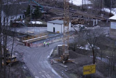 Die neue Behelfsbrücke (links)